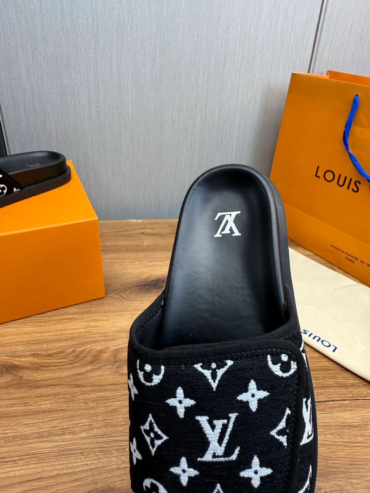 Men's shoes 💰340💰 ▪️LV's popular Little Red Book popular slippers hot sale: 1 shipment✅ Super textured and comfortable slippers, original TPU outsole. Authentic counter box drawer box packaging 🎁Size 38-45
